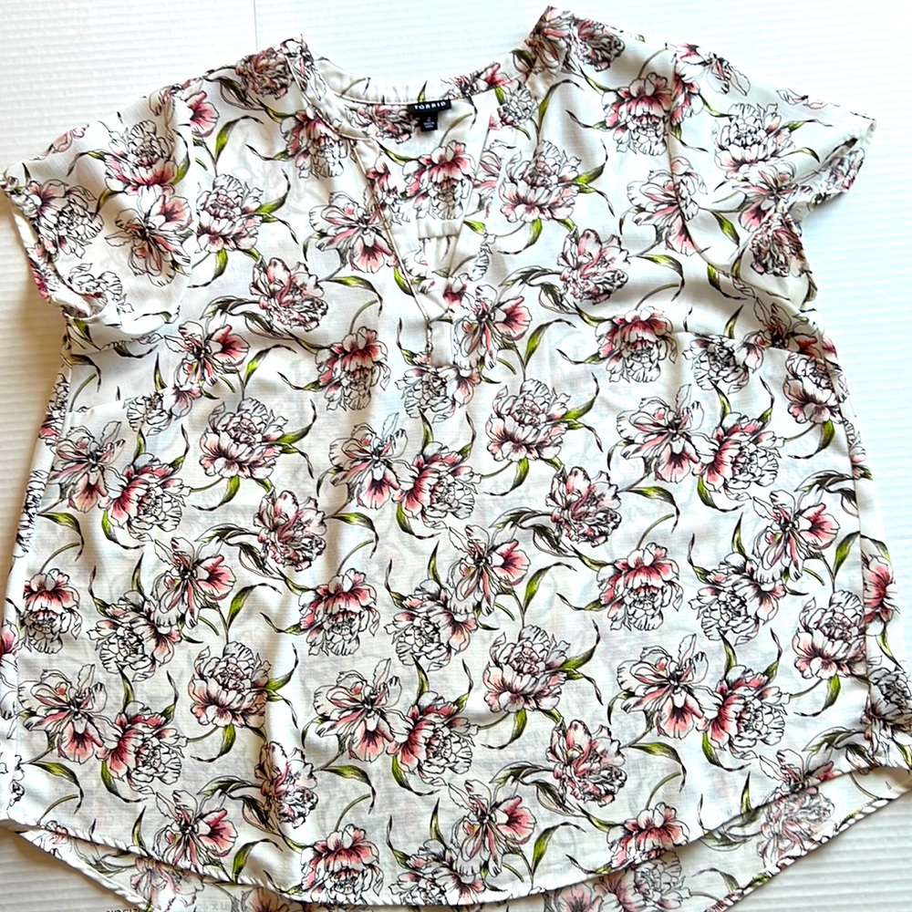 Torrid, size 2 (18-20), off white , with pink flowers, good condition